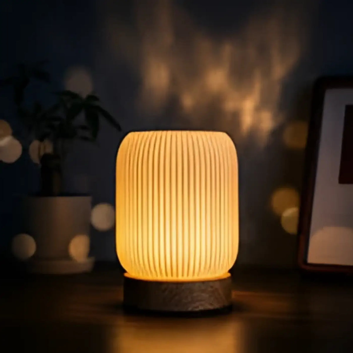 Veilleuse moderne à abat-jour nervuré, format compact