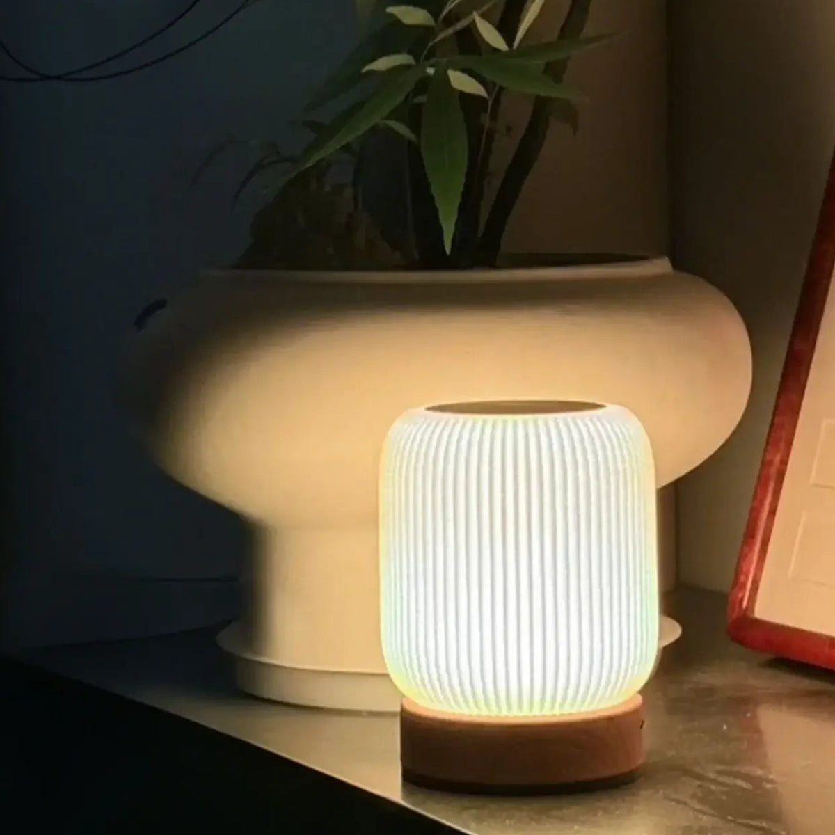 Veilleuse moderne à abat-jour nervuré, format compact