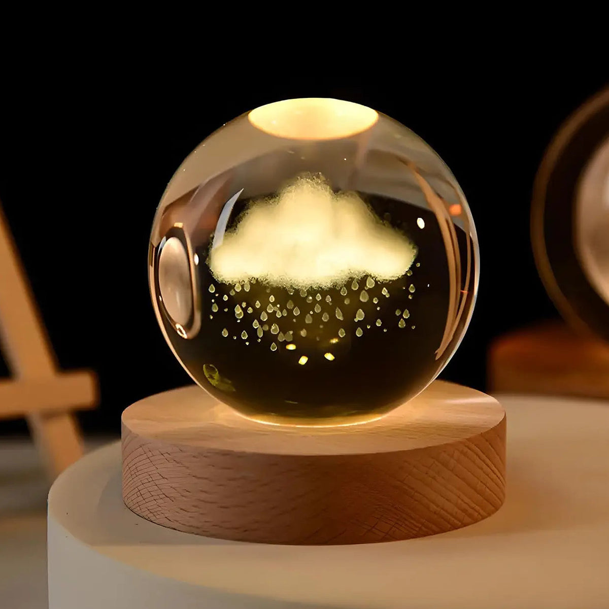 Veilleuse sphère de cristal à nuage gravé, socle en bois