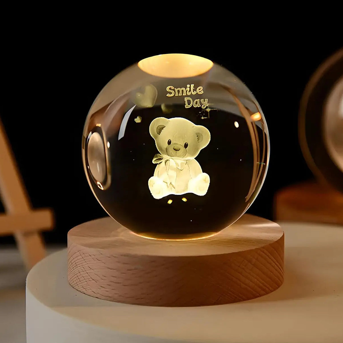 Veilleuse boule de cristal gravée d'un ours, LED, socle bois