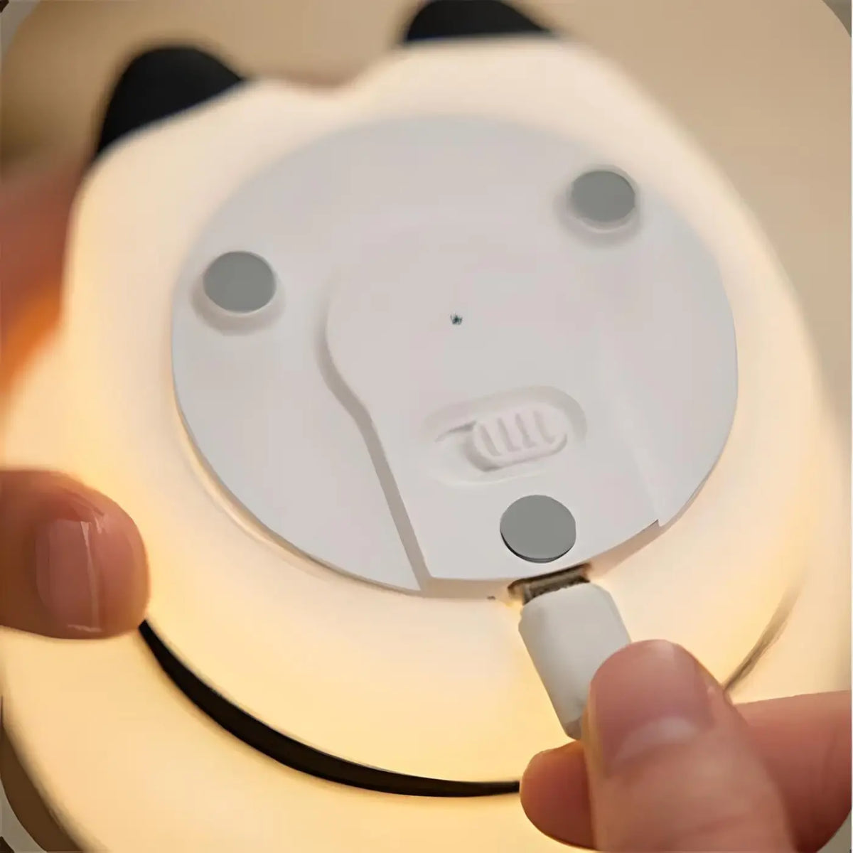 Veilleuse panda expressif aux formes arrondies