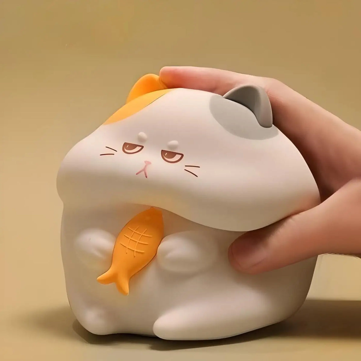 Veilleuse petit chat au format compact pour table de chevet