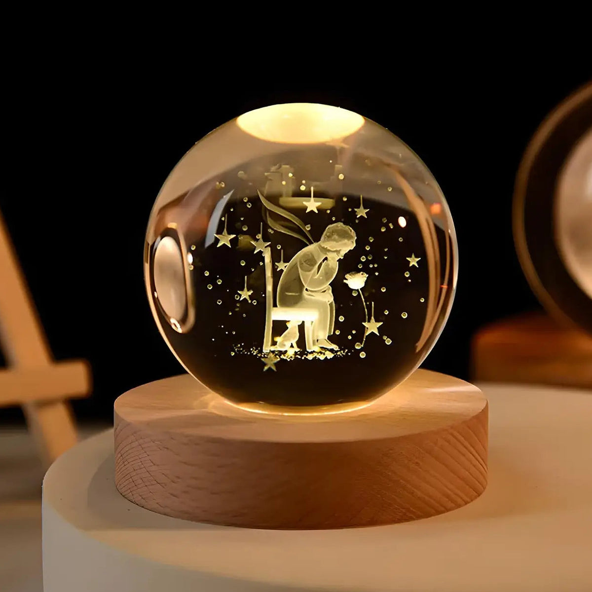 Veilleuse en cristal gravé de 8 cm, base en bois
