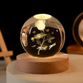 Veilleuse globe de cristal à rose gravée, socle en bois