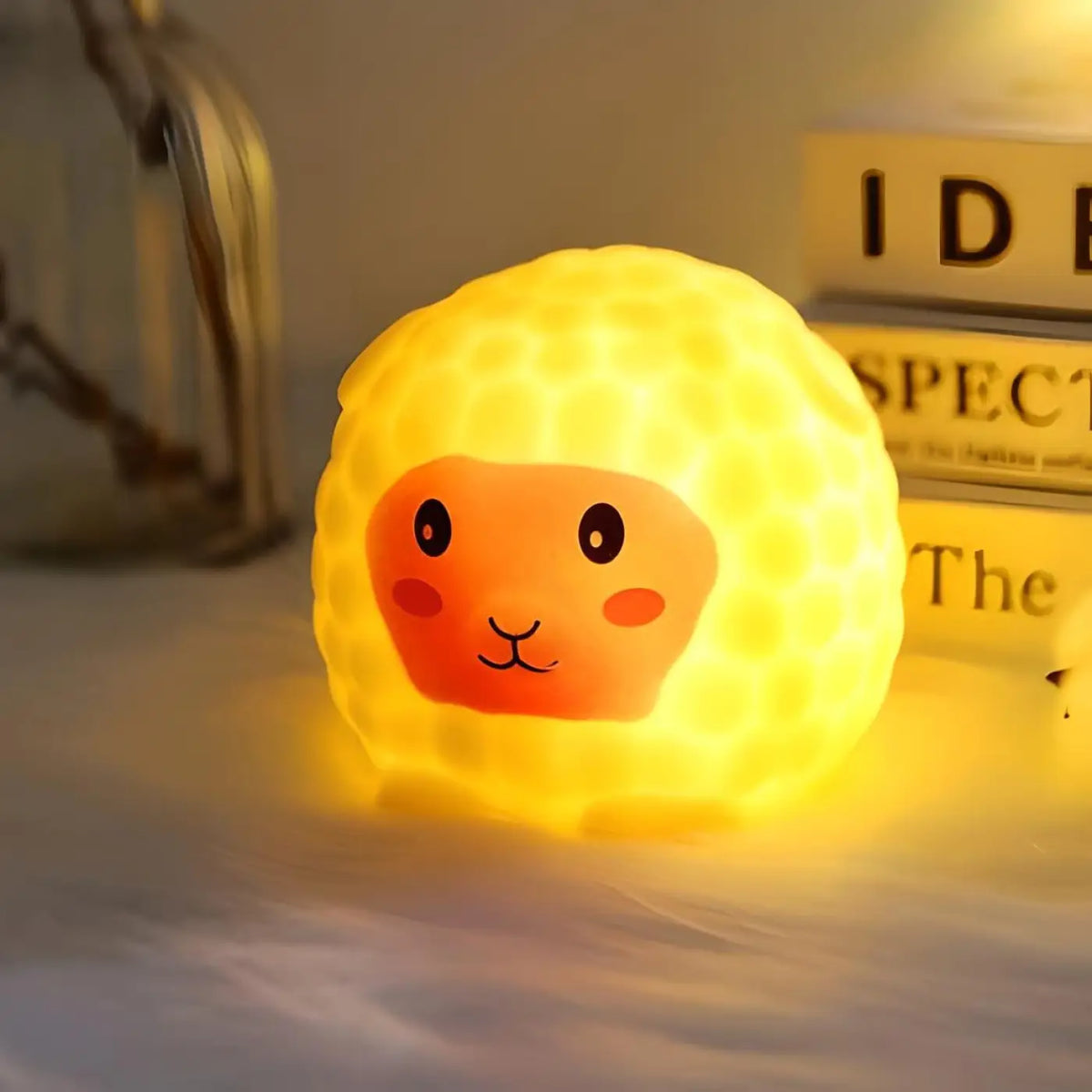 Veilleuse petit mouton au design minimaliste