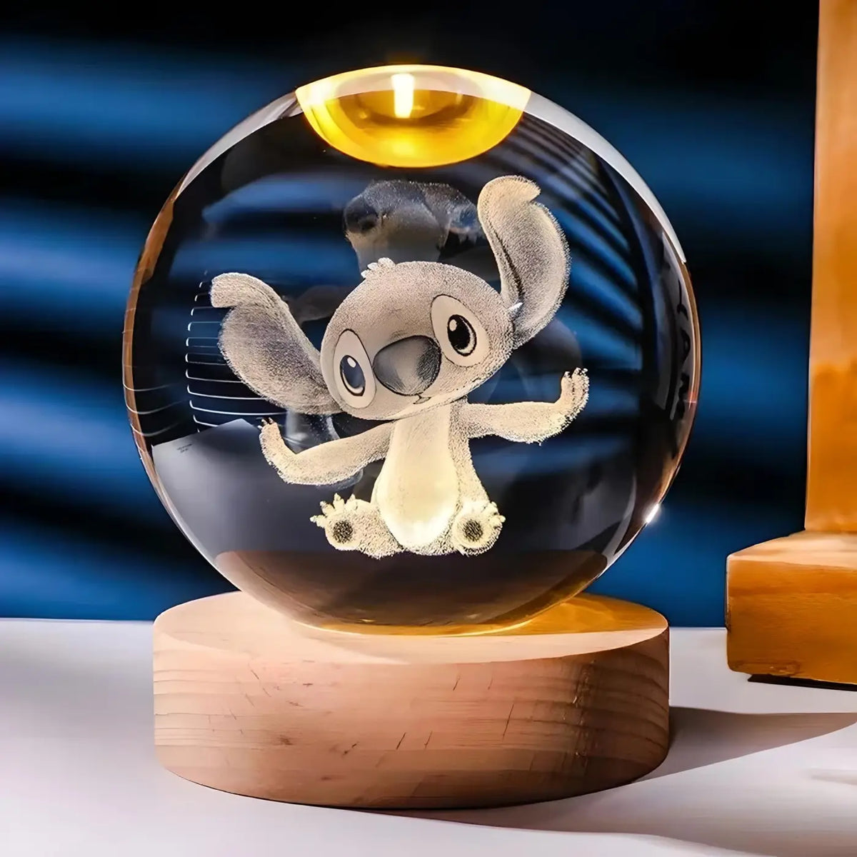 Veilleuse sphère en cristal sur socle en bois