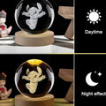 Veilleuse sphère en cristal sur socle en bois